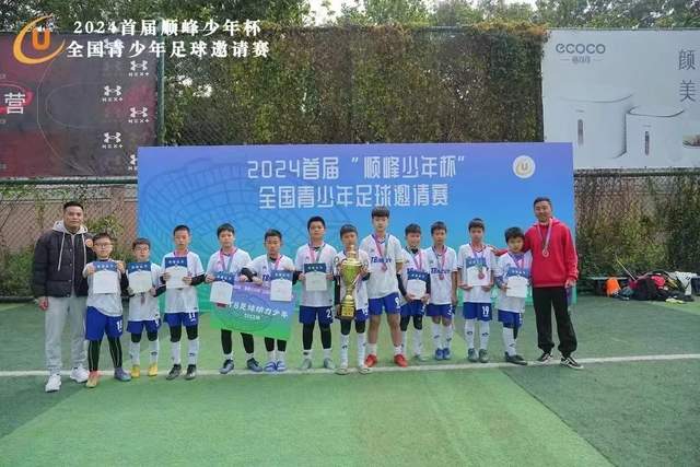 度假熟女的时尚瑜伽穿搭，蜜桃粉裤展现优雅曲线